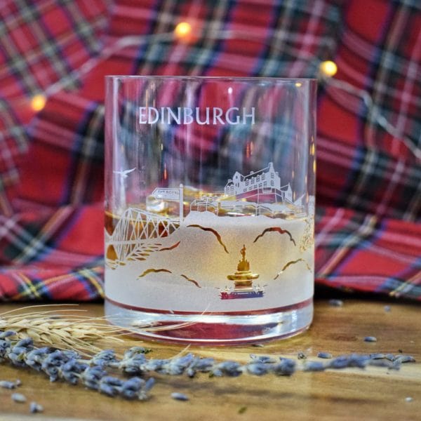 In this photo Glencairn Whisky tumbler Skyline Edinburgh Mood4Whisky