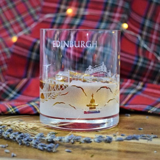 In this photo Glencairn Whisky tumbler Skyline Edinburgh Mood4Whisky