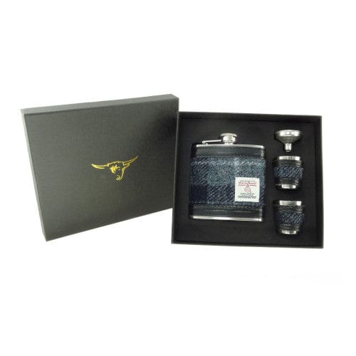 In this photo Hip Flask Gift Set Black Tartan - Luxury Set - Harris Tweed - Glen Appin of Scotland Mood4Whisky