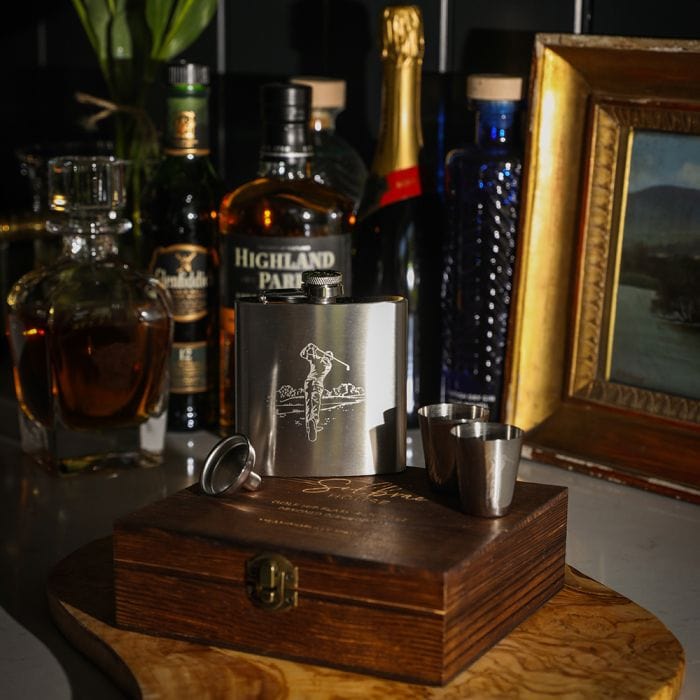 In this photo Hip Flask Golf - Luxury Set - Metal Engraved - Selbraehouse Scotland Mood4Whisky