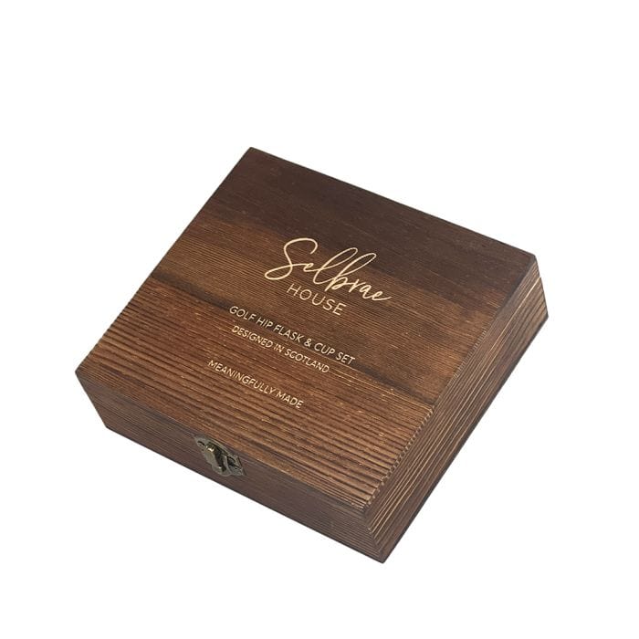 In this photo Hip Flask Golf - Luxury Set - Metal Engraved - Selbraehouse Scotland Mood4Whisky