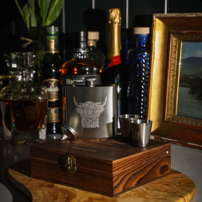 In this photo Hip Flask Highland Cow - Luxury Set - Metal Engraved - Selbraehouse Scotland Mood4Whisky