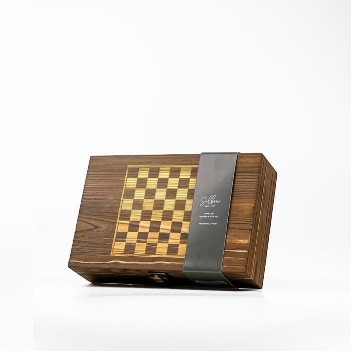 In this photo Pheasant Engraved Hip Flask Game Set – Refined Gaming & Whisky Moments Mood4whisky
