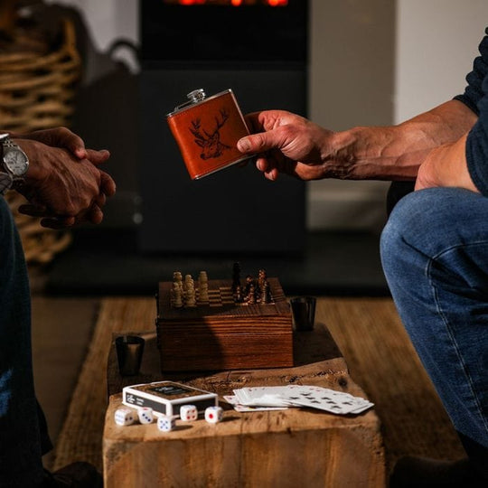 In this photo Stag Hip Flask Game Set – For Classic Games and a Fine Dram Mood4whisky