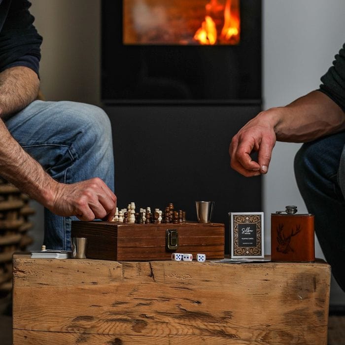 In this photo Stag Hip Flask Game Set – For Classic Games and a Fine Dram Mood4whisky