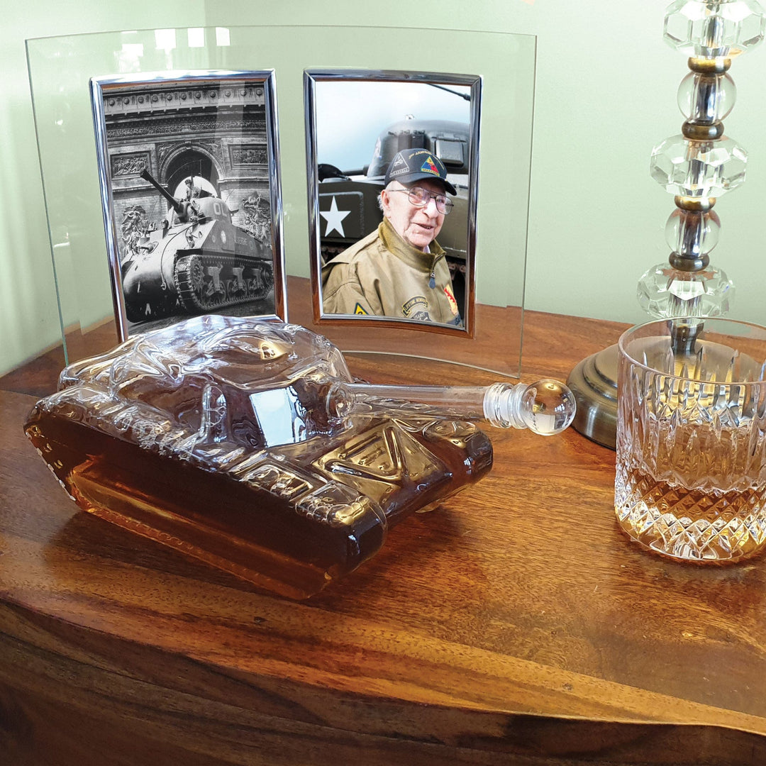 In this photo Whisky Decanter Tank - 1000ml - Hand Blown - Original Products Mood4whisky