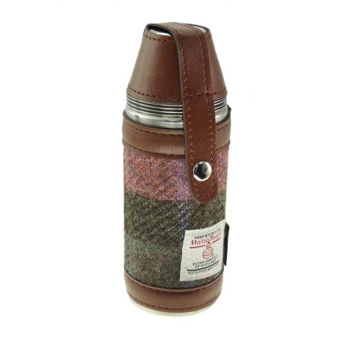 In this photo Jachtfles Gedempt Groen & Paars - 4 bekertjes - Harris Tweed - Glen Appin of Scotland (kopie) MoodCompanyNL