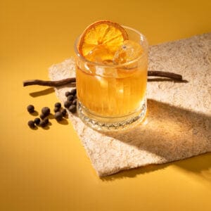 In this photo Maak je eigen Botanical Spiced Whisky 350ml - Cadeautip - Snippers MoodCompanyNL